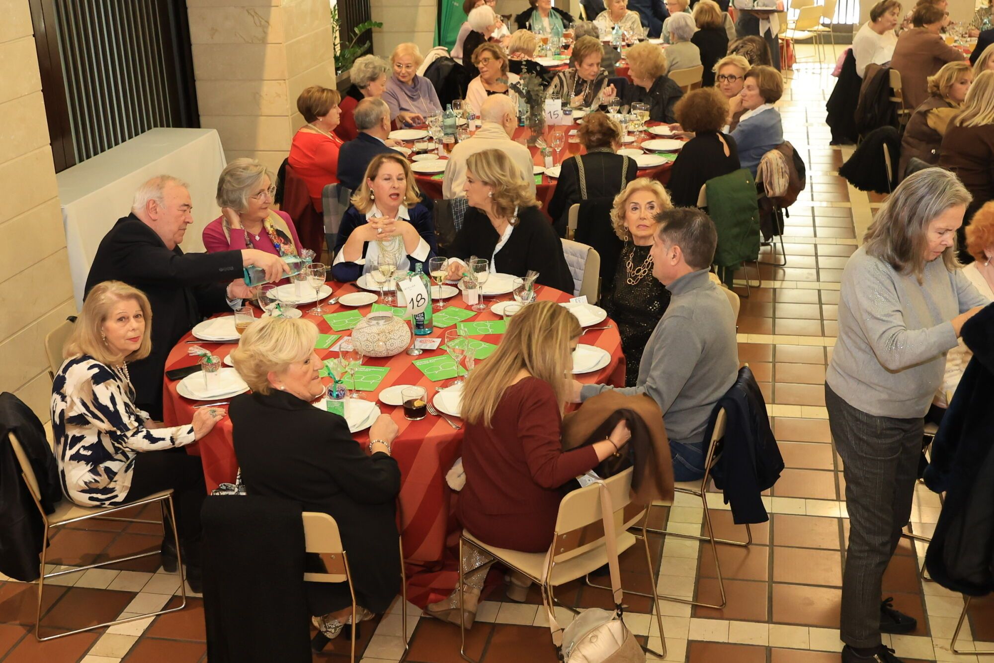 La AECC rinde homenaje al voluntariado en su tradicional cena solidaria