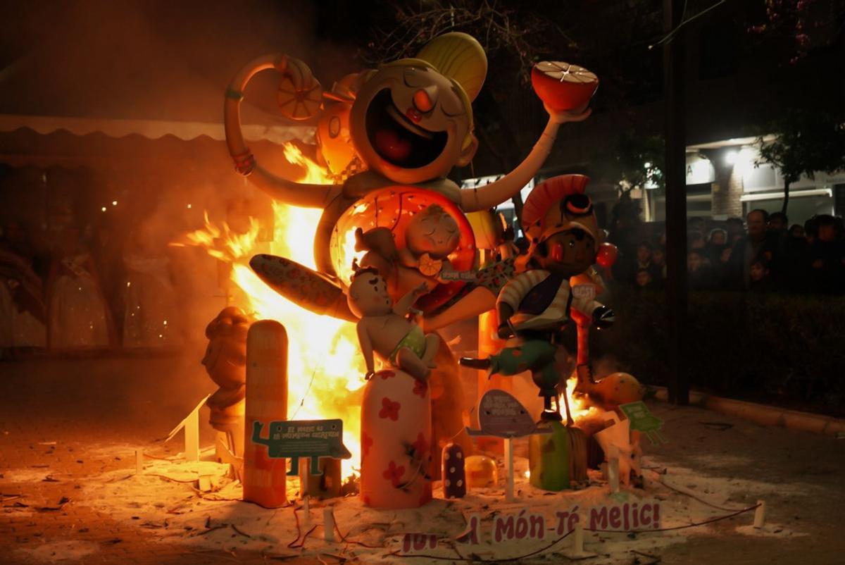 Inicio de la cremà de Cronista, vencedora en la sección infantil de Torrent.