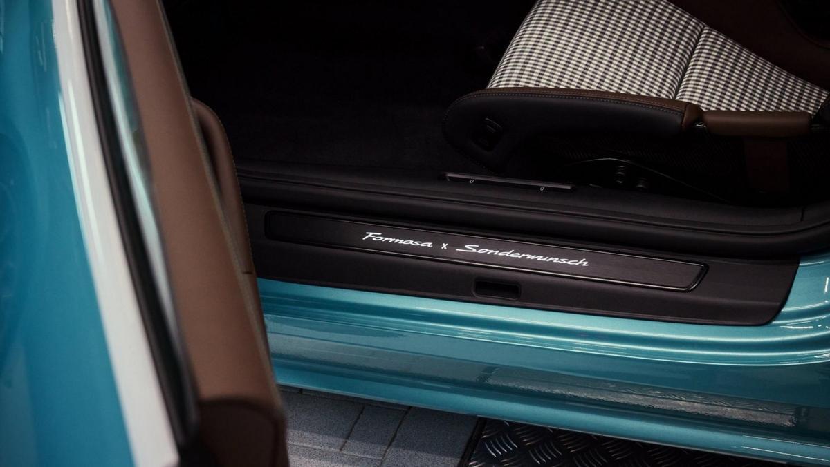 Los umbrales de las puertas iluminados con la inscripción “Formosa x Sonderwunsch”