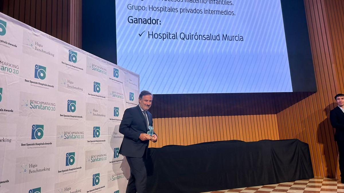 Luis Mesa del Castillo, gerente del hospital Quirónsalud Murcia, recogiendo el galardón