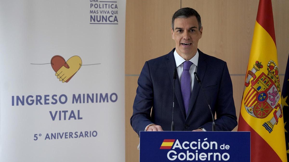 Pedro Sánchez, presidente del Gobierno, visita el centro de atención telefónica y telemática de la Seguridad Social, con motivo del quinto aniversario del Ingreso Mínimo Vital, IMV.