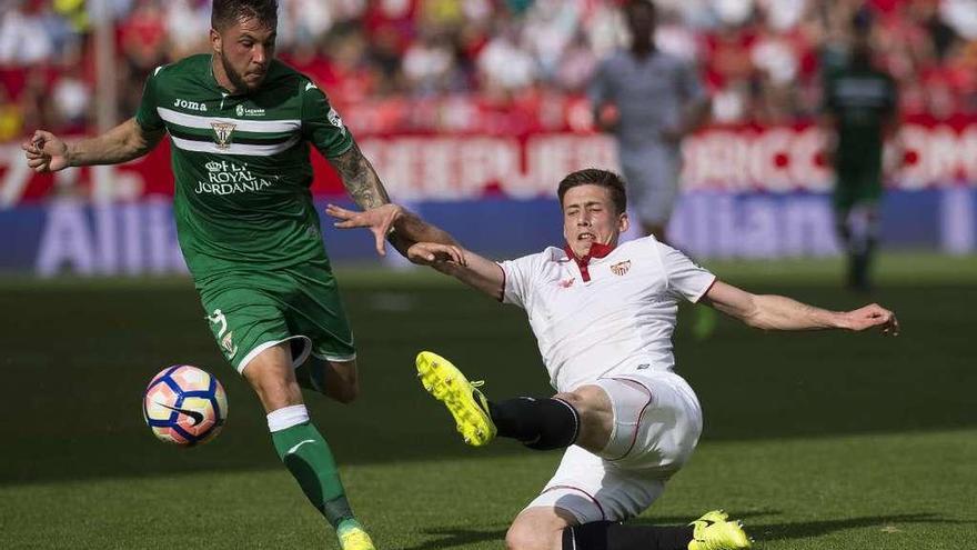 Lenglet trata de cortar el avance de Guerrero. // Efe