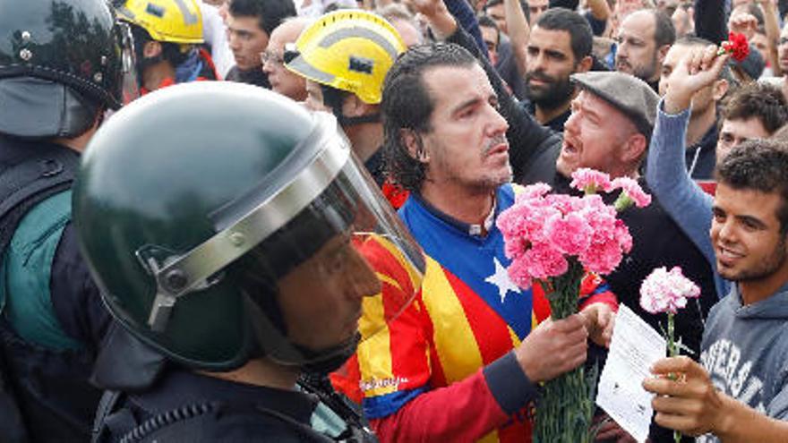 Els mossos van alertar els escortes de Puigdemont que hi havia guàrdies al seu col·legi
