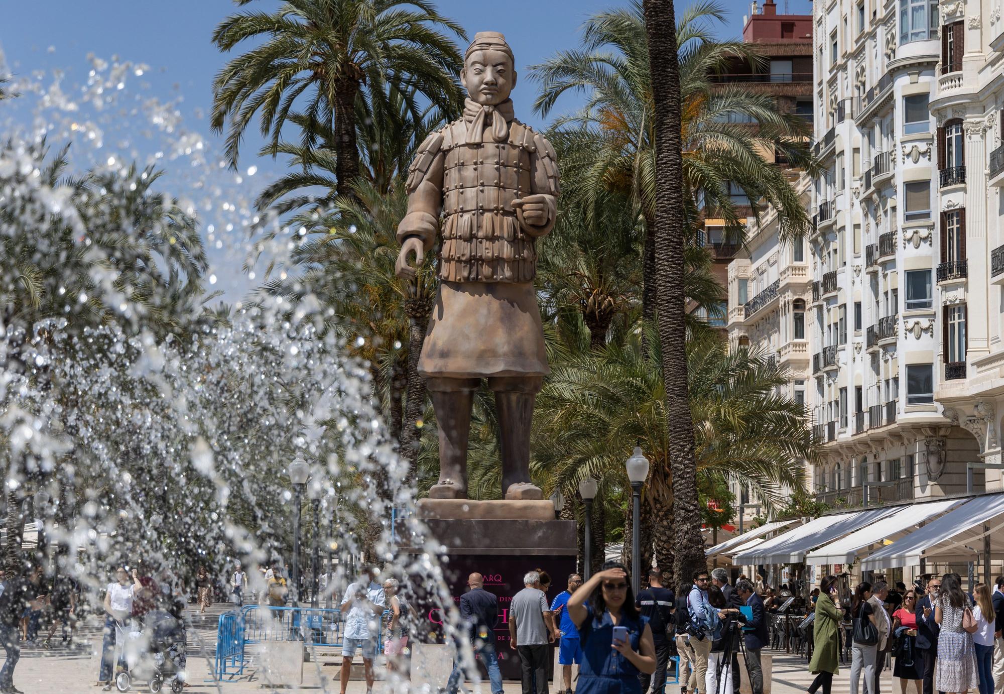 inauguración del guerrero de Xian de 11 metros que custodia la Explanada de Alicante