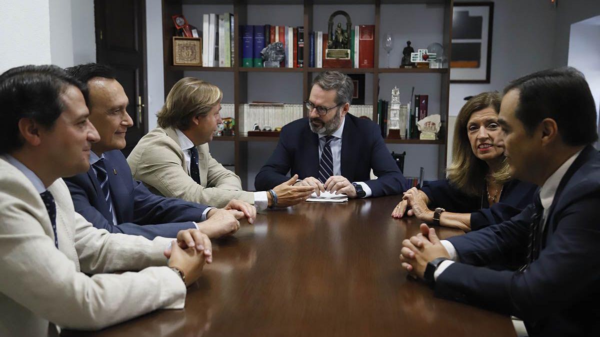 Quién es quién entre los nuevos delegados de la Junta de Andalucía en Córdoba. En la imagen, primera reunión tras el nombramiento de Adolfo Molina.