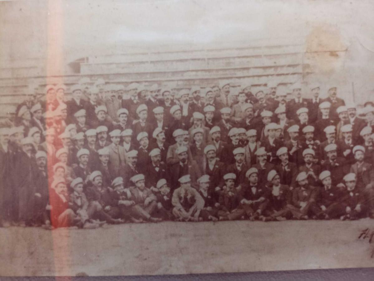 Una imagen de la primera formación oficial del Orfeón Alicante, en 1902