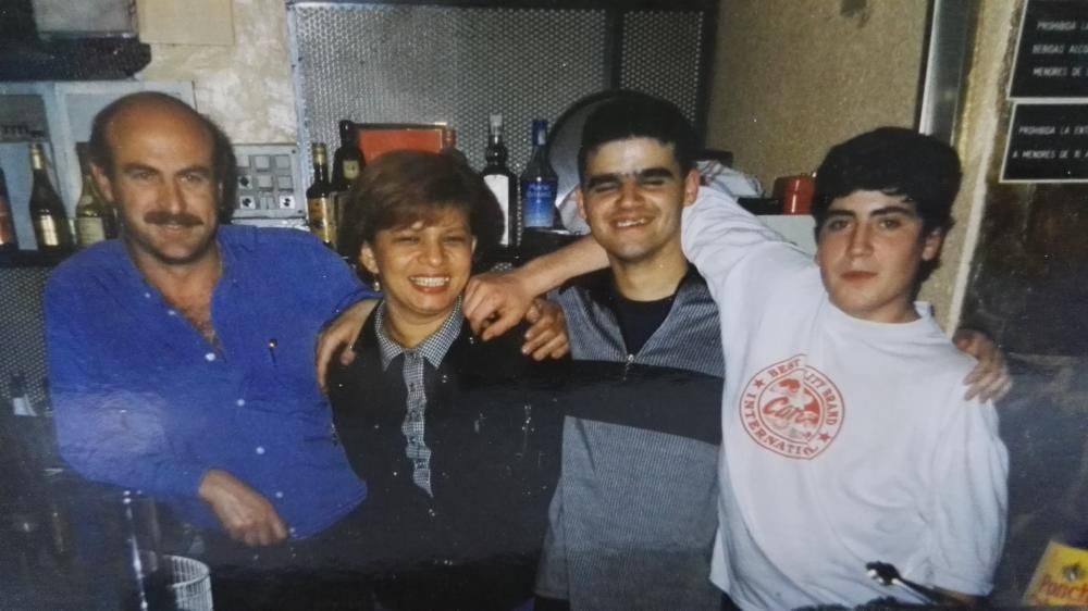 Foto de familia en un pub. Mayo de 1998.