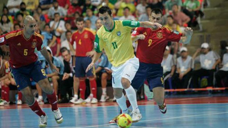 Un trance del partido entre Brasil y España.