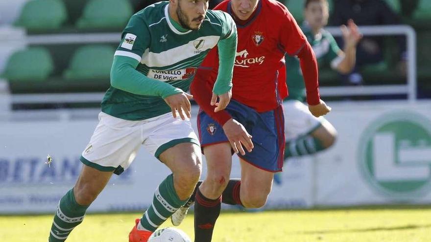 Quique Cubas, del Coruxo, conduce el balón durante el partido disputado en la mañana de ayer ante el Osasuna B. // José Lores