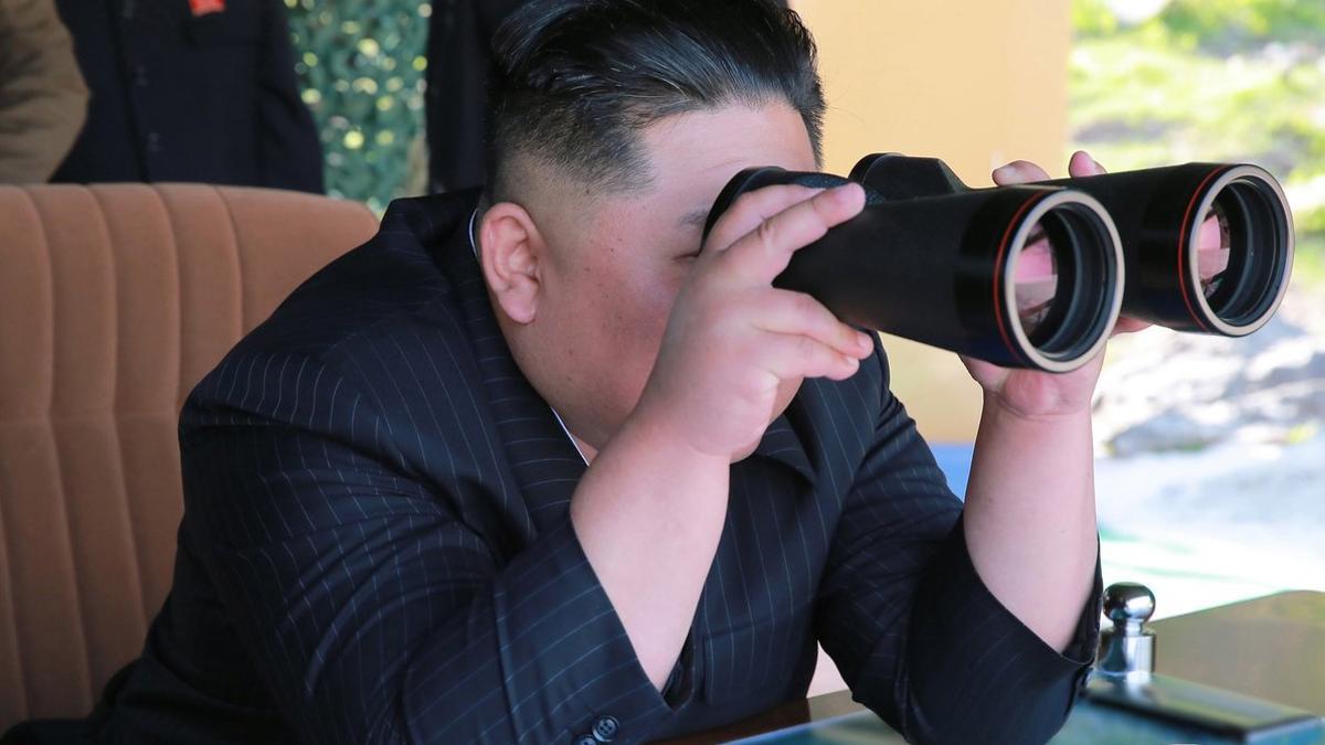 Kim Jong-un observa un simulacro de ataque de unidades militares.