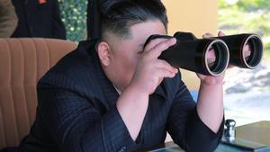 Kim Jong-un observa un simulacro de ataque de unidades militares. 