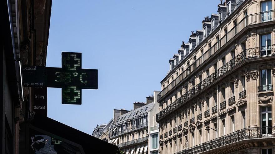 La asfixiante ola de calor en Francia pone en entredicho los icónicos tejados de París