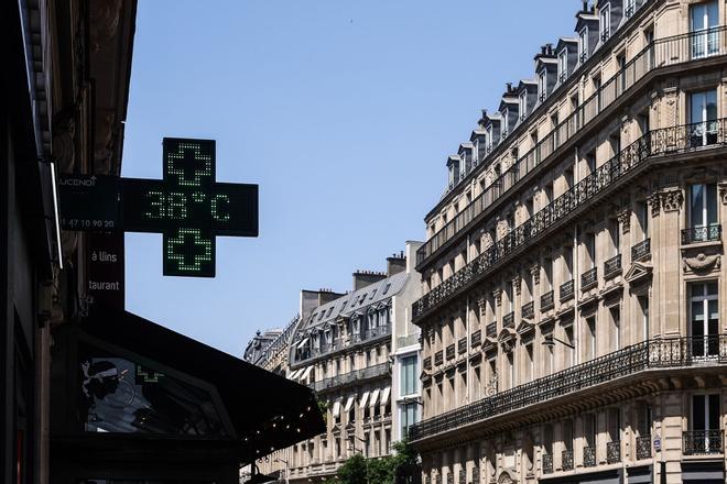 La asfixiante ola de calor en Francia pone en entredicho los icónicos tejados de París