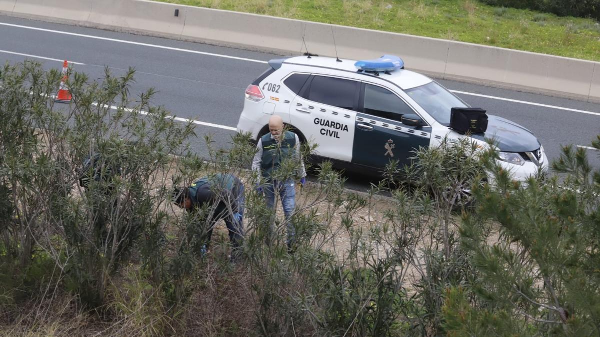 La Guardia Civil registra el lugar donde fue asesinado Arturo Torró.