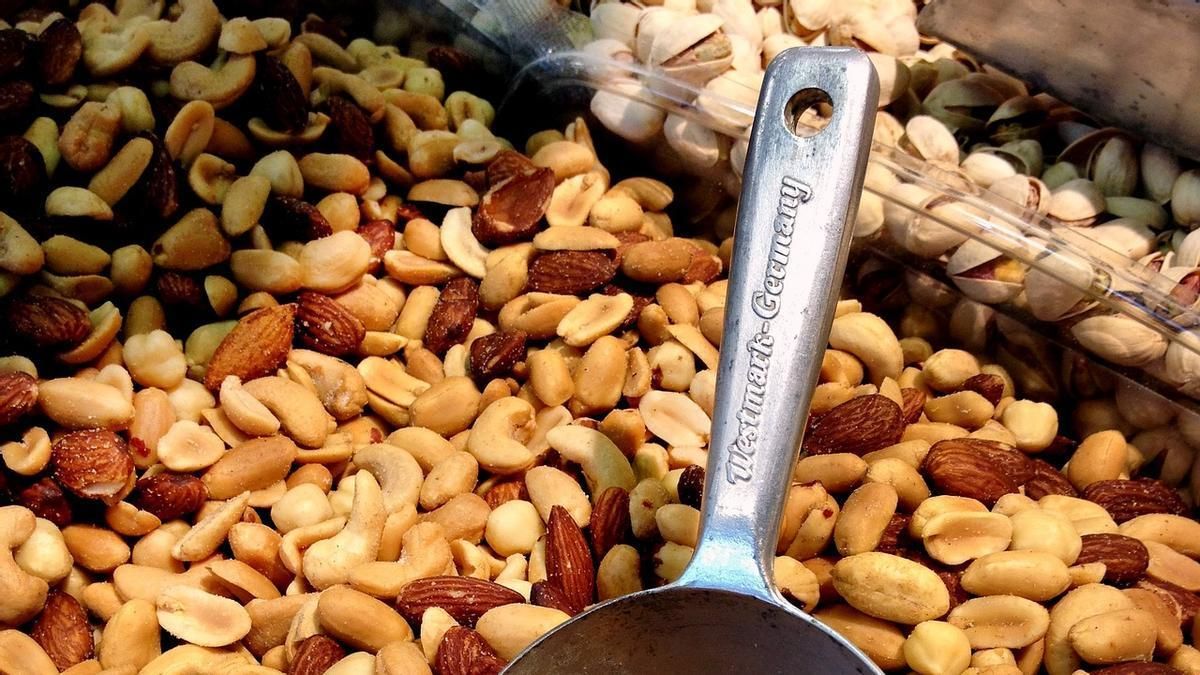 Las almendras y los anacardos contienen magnesio.