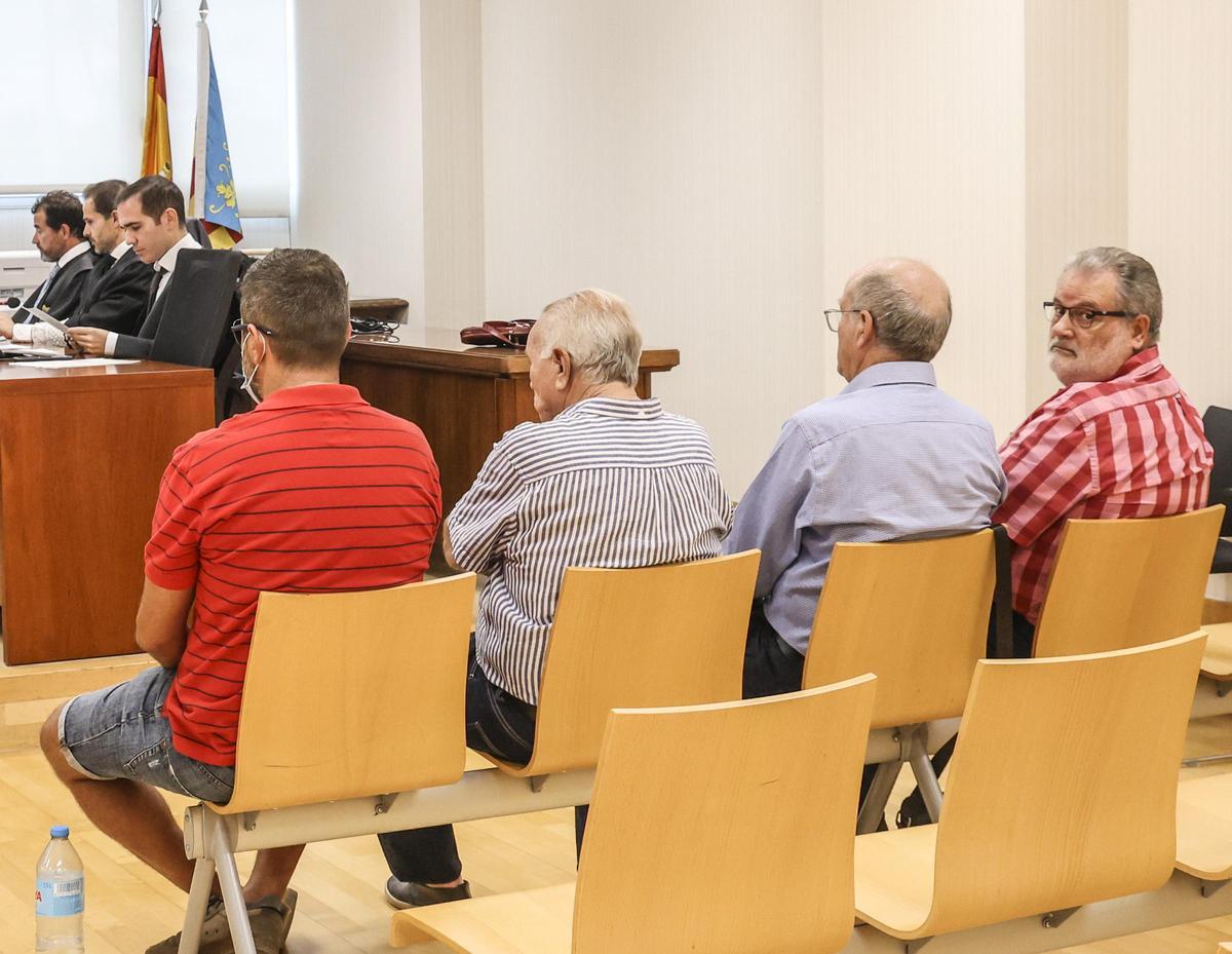 Los acusados en el banquillo, ayer en el palacio de Justicia de Elche