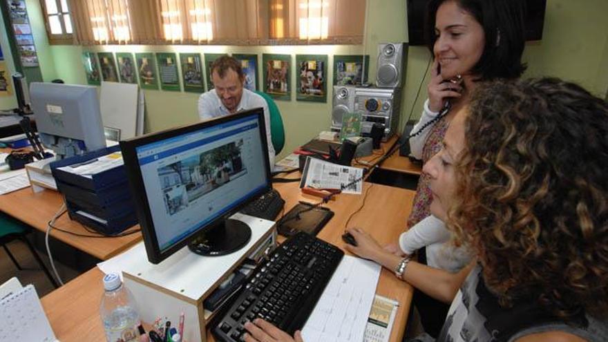 Antonio Vega, la concejal Vanesa Cabrera y Patricia Arencibia, actualizando páginas.