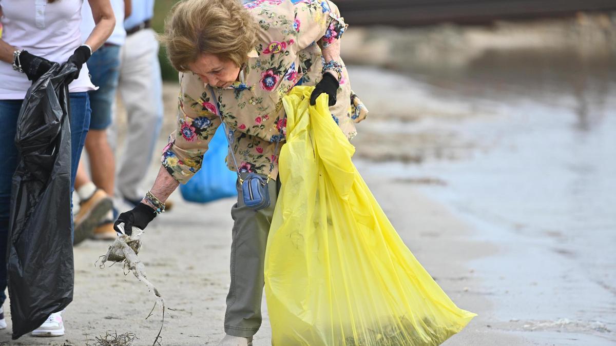 La reina Doña Sofía ha recogido esta mañana distinta basura a orillas del mar en una playa de San Javier.