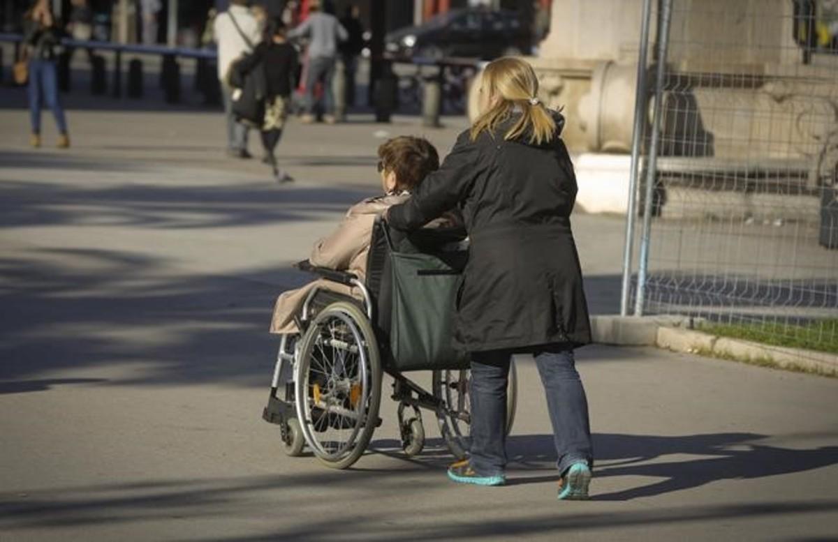 Una mujer en silla de ruedas, cerca del Arc de Triomf, en diciembre del 2015. 