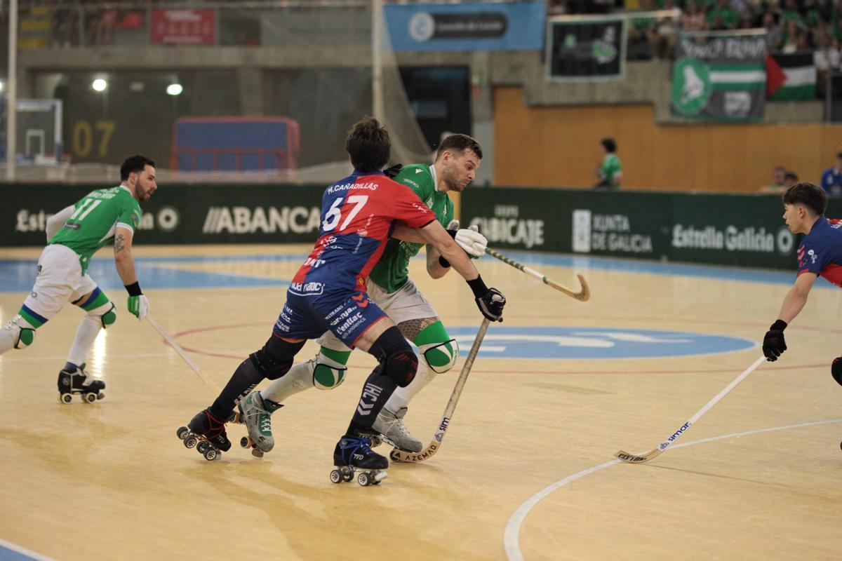 César Carballeira forcejea con Miguel Cañadillas.