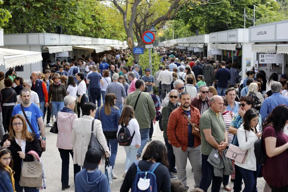 Ambiente en la Feria del Libro de València