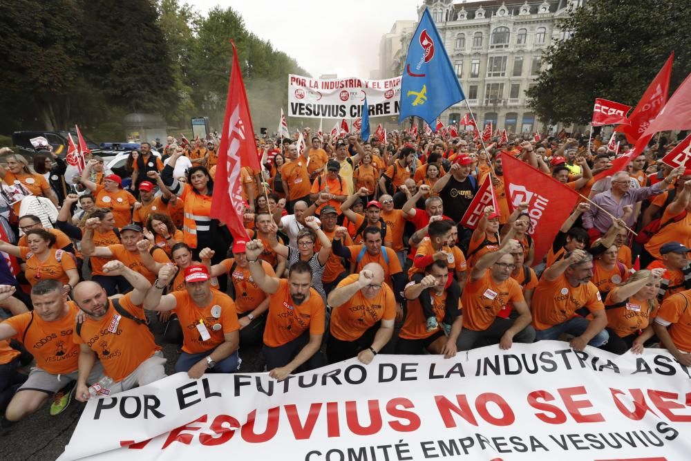 Los trabajadores de Vesuvius marchan a pie desde la fábrica de Riaño hasta la Junta