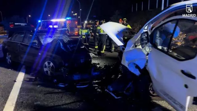Un coche choca contra una furgoneta cuando huía de la Policía en Madrid