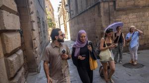 Personas refugiándose del calor en Barcelona.