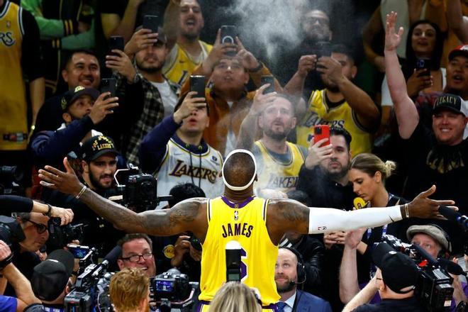 Las mejores imágenes de la noche histórica de LeBron James