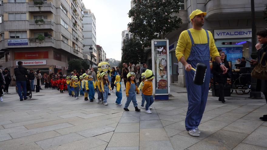 El colegio San Francisco da por inaugurado en carnaval vilagarciano a ritmo de desfile