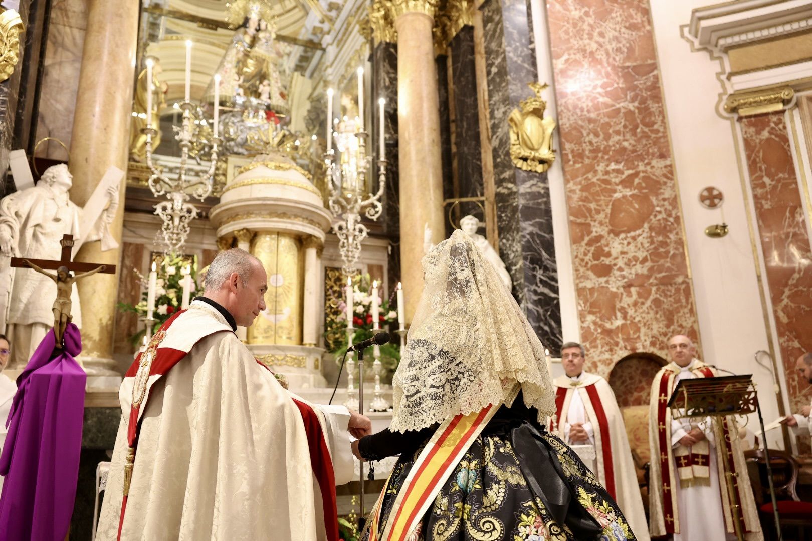 Laura Mengó y su corte coronan la ofrenda a la Virgen