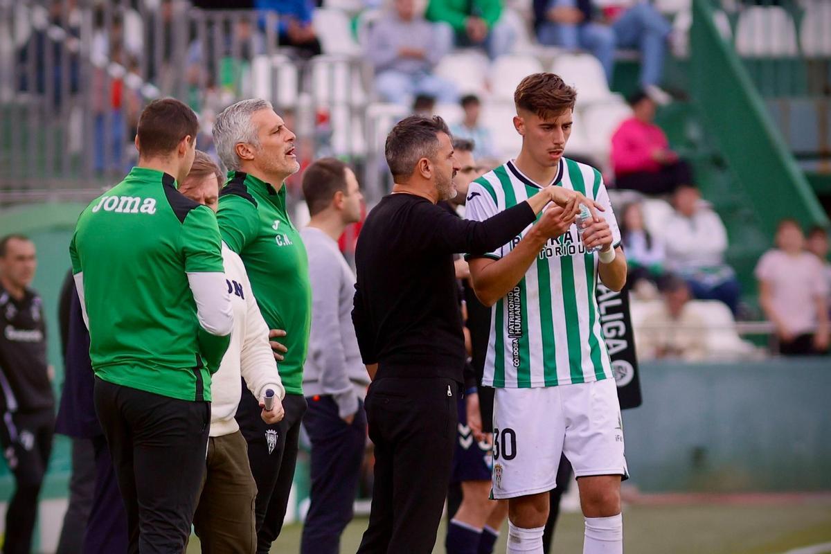 Dani Requena, junto a Iván Ania en la línea de banda de El Arcángel.