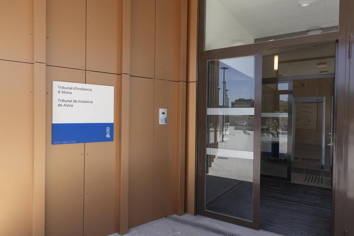 Acceso a la sede judicial, donde se está completando el equipamiento de las instalaciones.