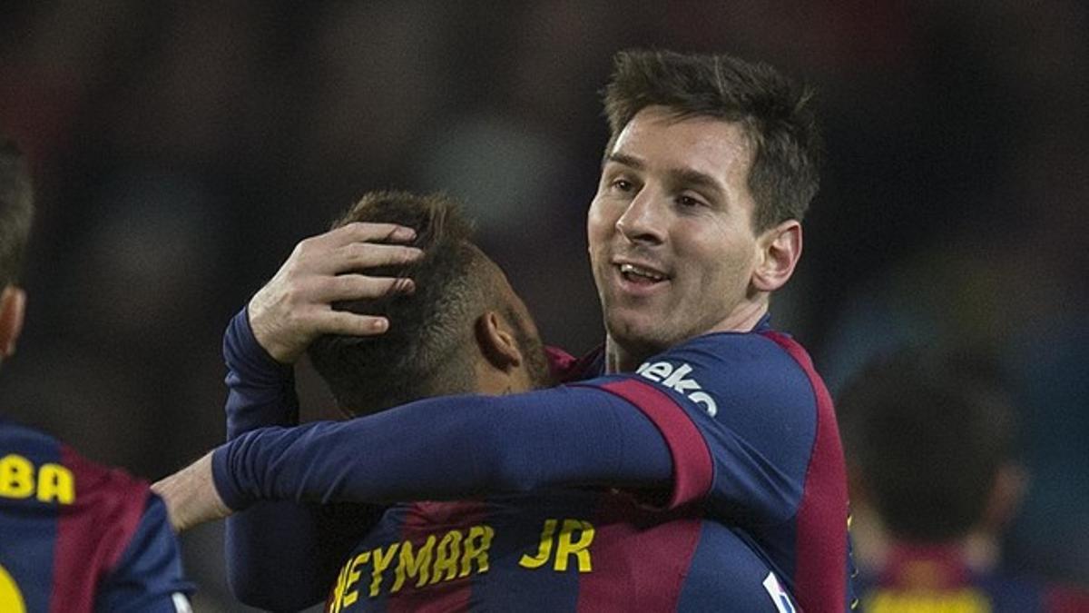 Messi, felicitado por Neymar tras marcar el 1-1 en el partido entre el Barça y el Espanyol en el Camp Nou.