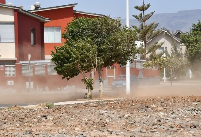 17/07/2019 POZO IZQUIERDO. SANTA LUCIA DE TIRAJANA. Tierra en los Duplex de Pozo Izquierdo por las obras de unos invernaderos.  Fotógrafa: YAIZA SOCORRO.  | 17/07/2019 | Fotógrafo: Yaiza Socorro