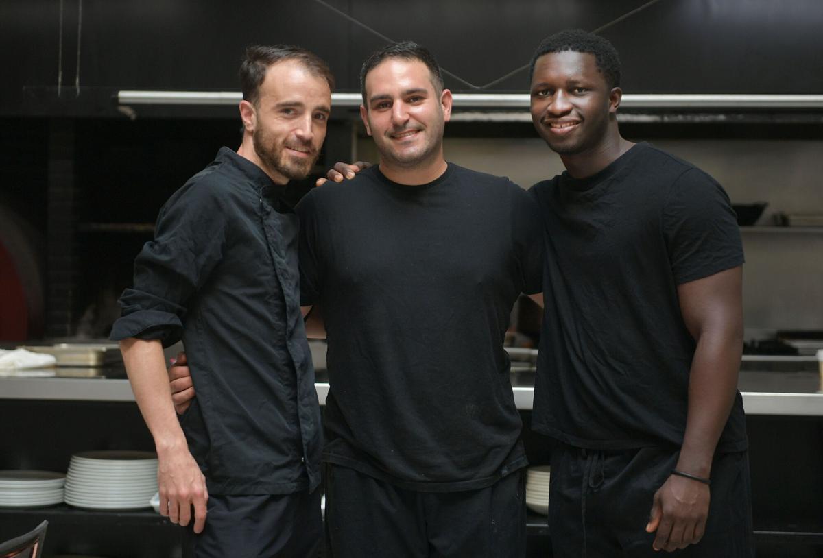François Preira senegalés que trabaja en el restaurante La Herculina junto a sus compañeros Daniel y Jorge