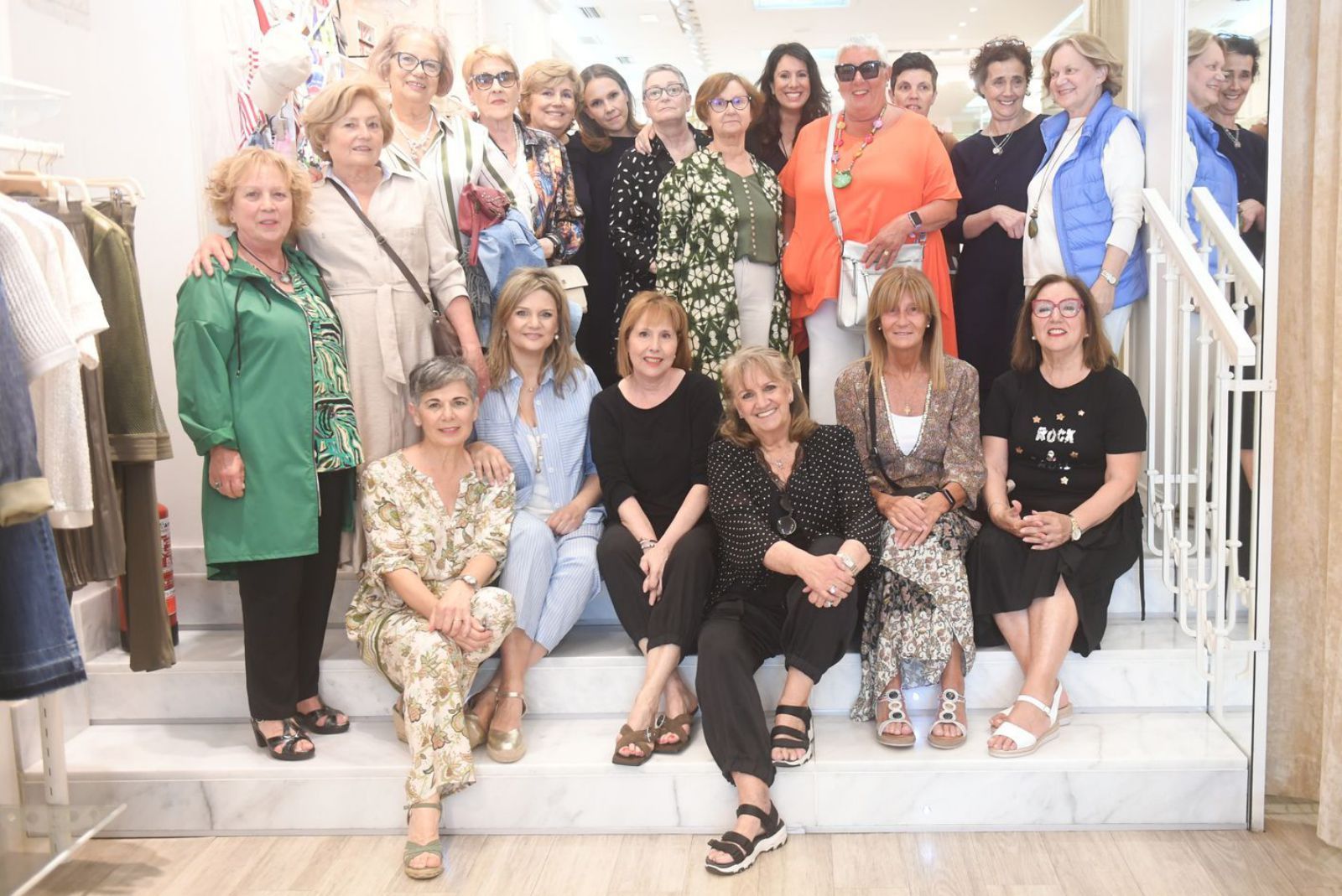 Katy Bello, tercera sentada desde la izquierda, con otras mujeres jubiladas en Pilar y Carmen. |  C. P.