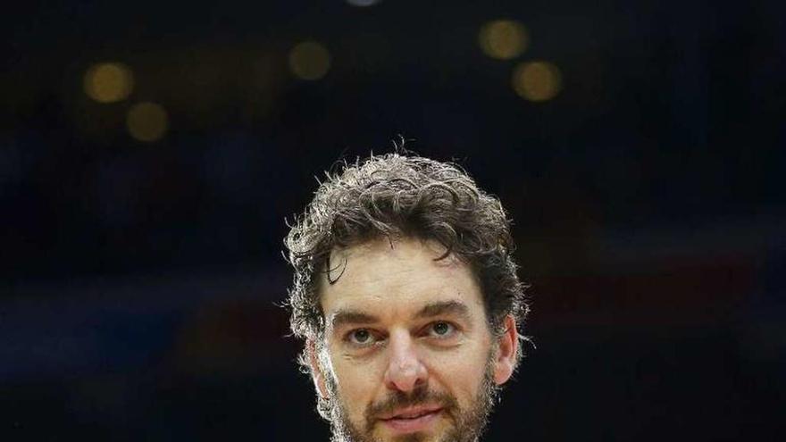 Pau Gasol, con el premio tras ser designado MVP del torneo.