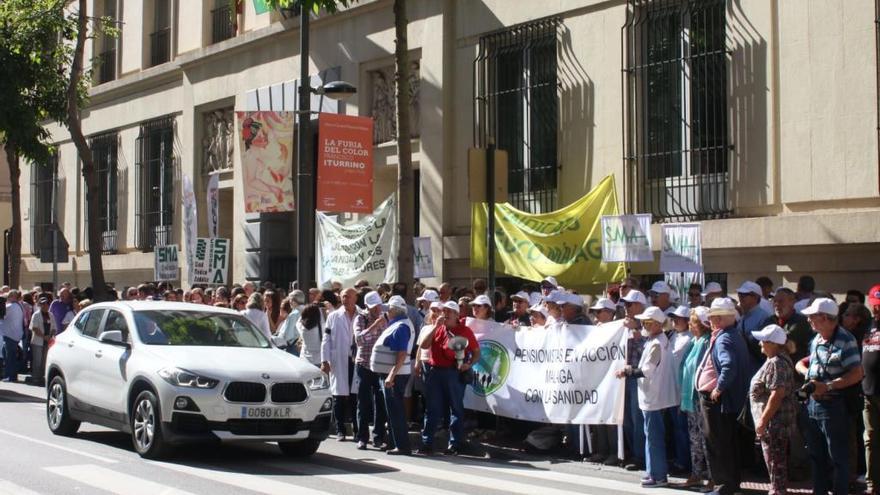 Concentración de facultativos a las puertas de la Delegación de Salud.