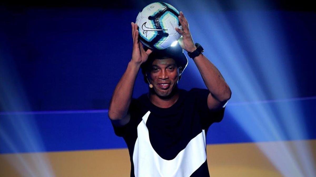 Ronaldinho muestra el balón con el que se jugará la Copa América de Brasil