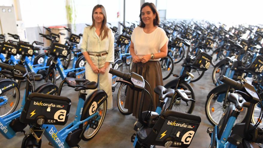 La concejala de Movilidad, Nereida Canosa, y la alcaldesa, Inés Rey, con las nuevas bicis eléctricas.