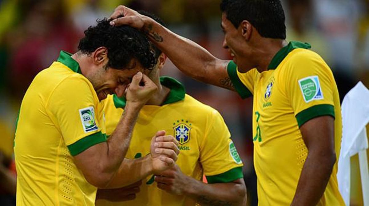 Paulinho (dreta) i Hulk feliciten a Fred després del seu segon gol.