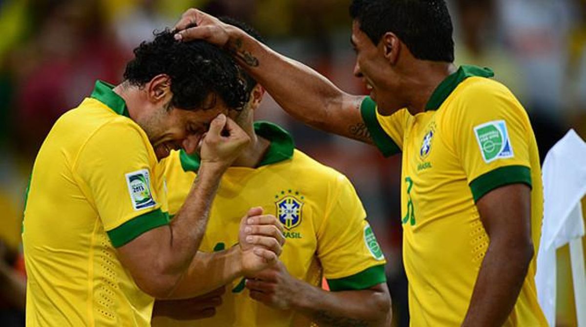 Paulinho (derecha) y Hulk felicitan a Fred tras su segundo gol.