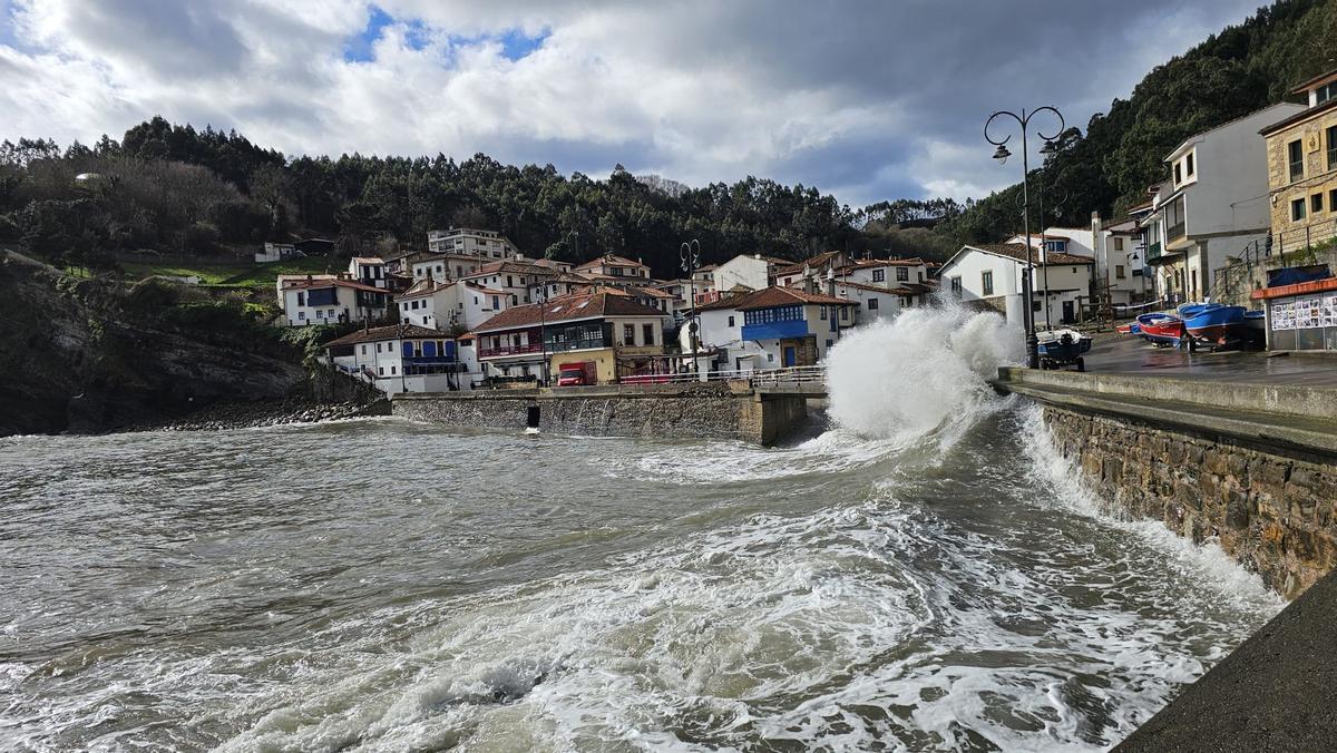 El espectacular oleaje en Tazones, en imágenes