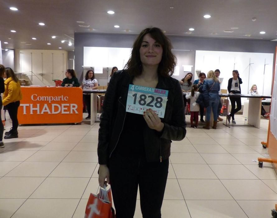 Recogida de dorsales en el Thader para la IV Carrera de la Mujer (Tarde)