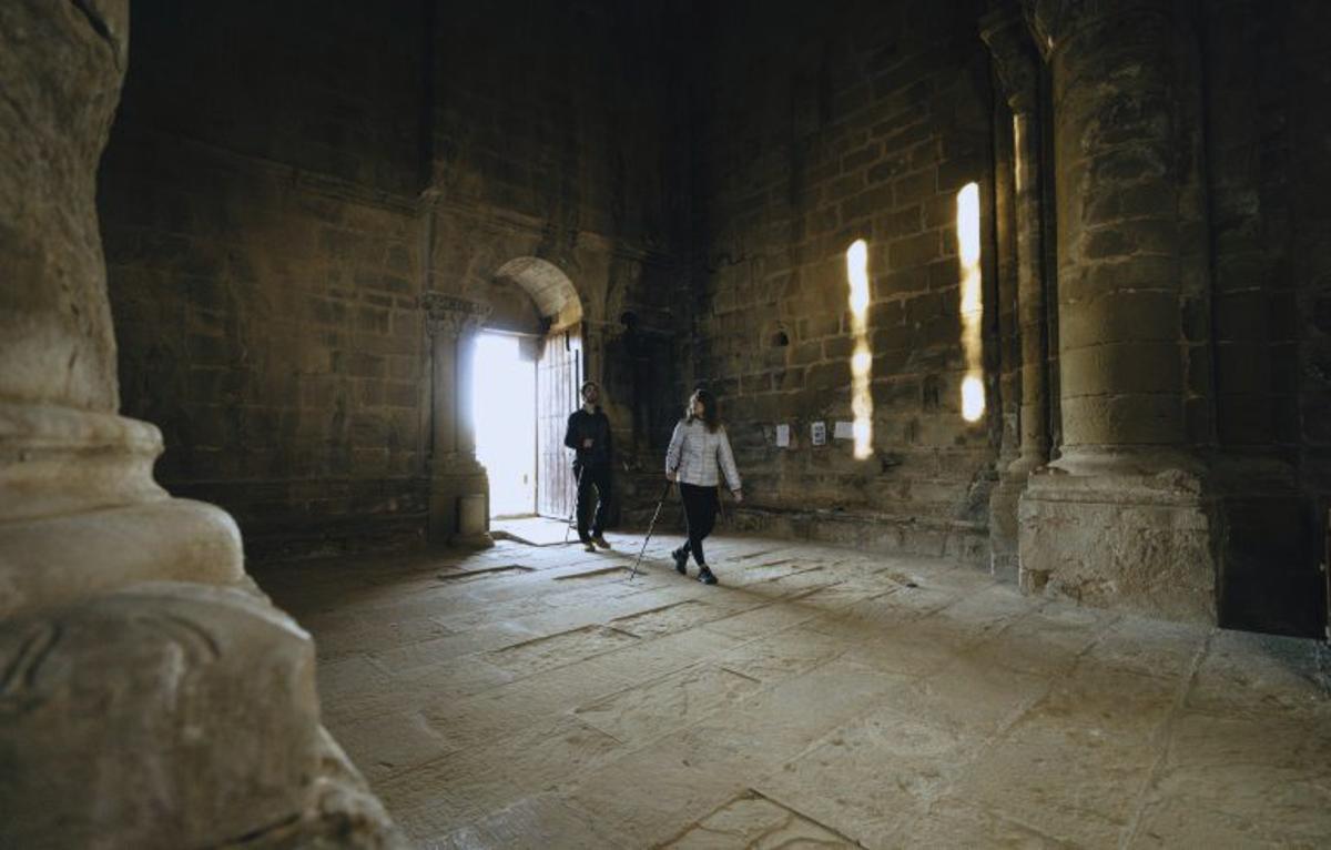 Dos turistas acceden a un templo. | COMARCA HOYA DEHUESCA
