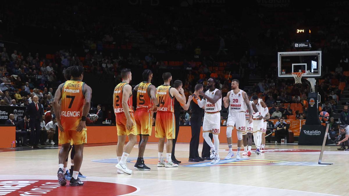 Los jugadores del Valencia Basket saludan a los del Mónaco en la pasada jornada de la Euroliga