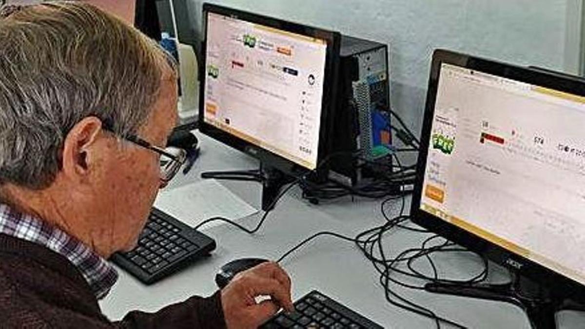 Un alumno de un curso de informática para mayores en una imagen de archivo