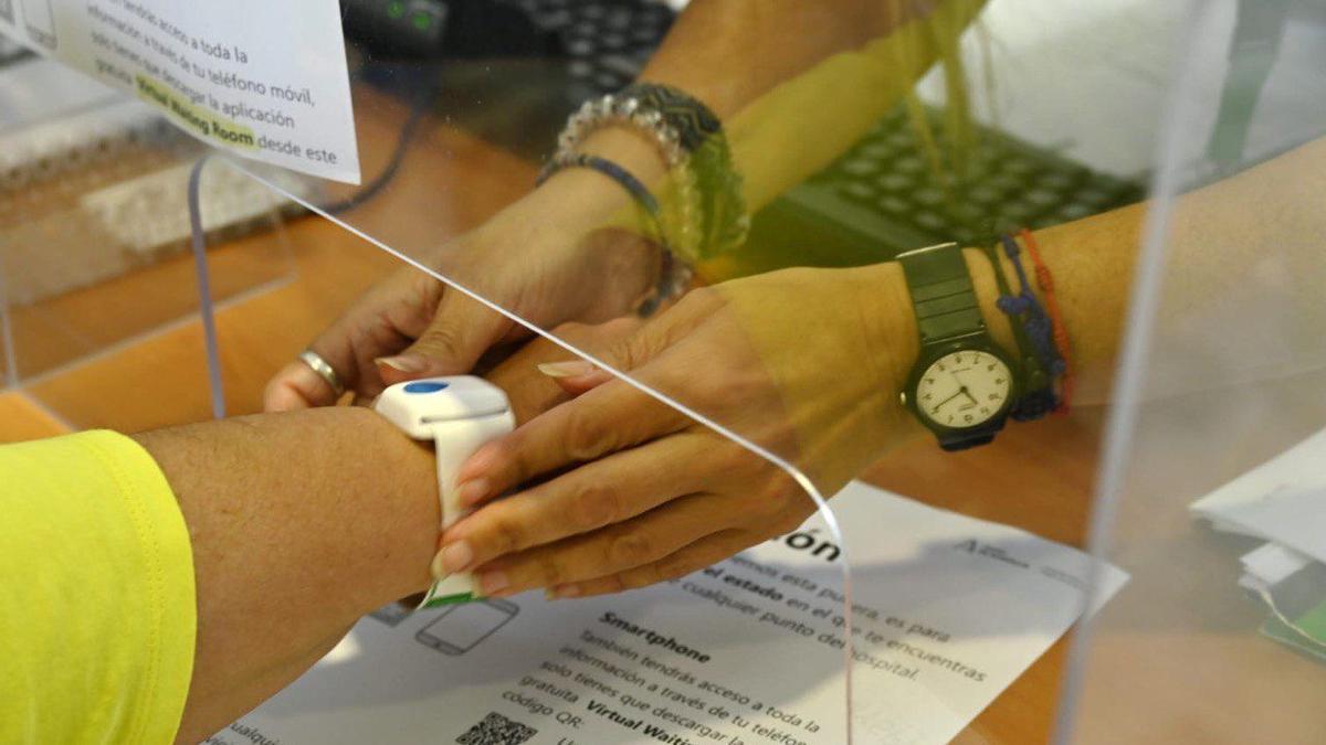 El Hospital Clínico implanta unas pulseras de identificación para los pacientes quirúgicos