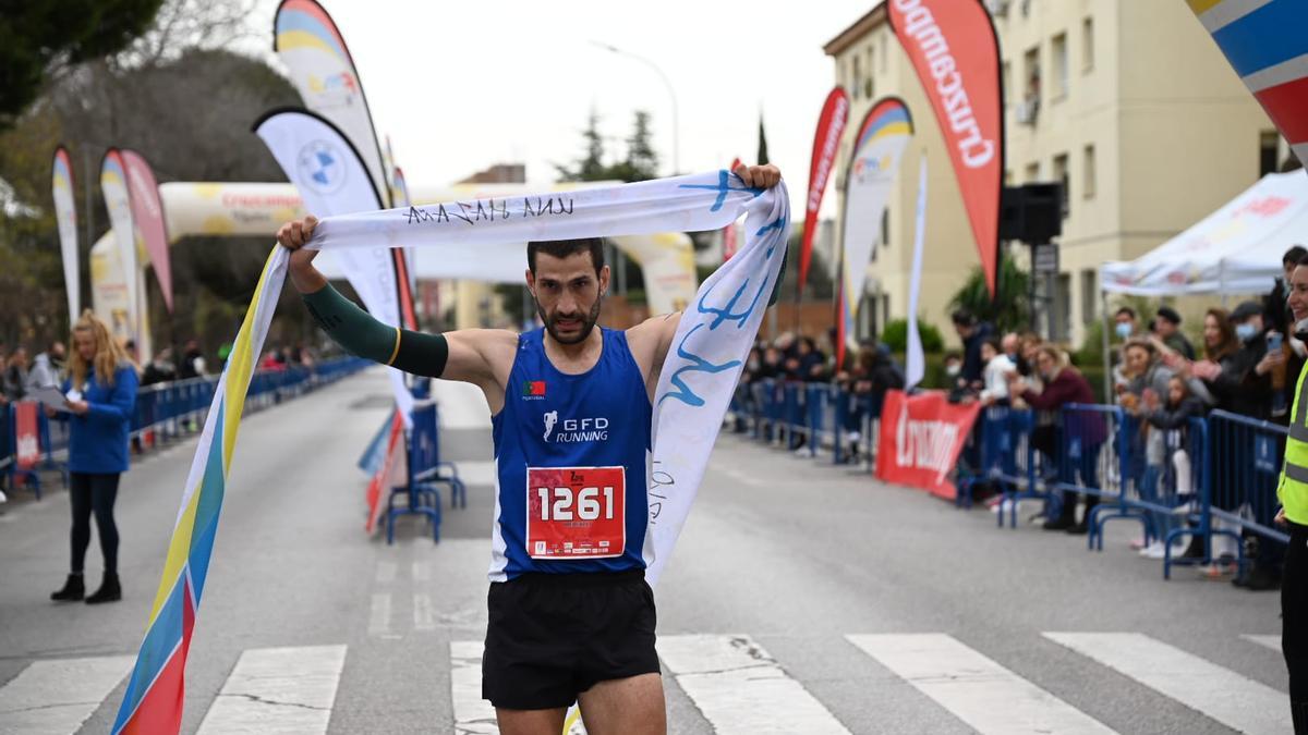 Roberto Ladeira gana el Medio Maratón Ciudad de Badajoz.